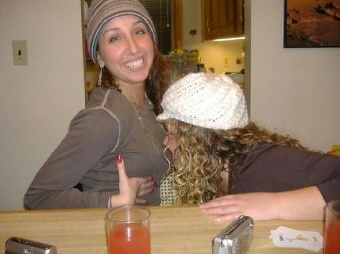 П'яні дівчата намагаються вкусити одна одну за груди (57 фото) – фото 22