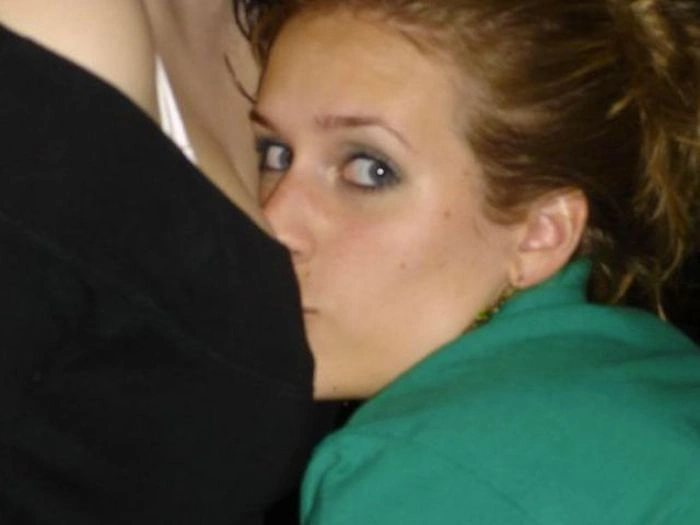 П'яні дівчата намагаються вкусити одна одну за груди (57 фото) – фото 27