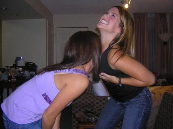 П'яні дівчата намагаються вкусити одна одну за груди (57 фото) – фото 28