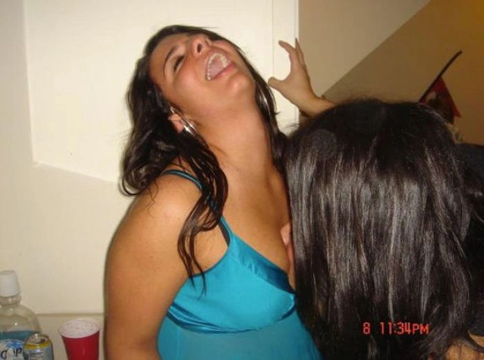 П'яні дівчата намагаються вкусити одна одну за груди (57 фото) – фото 32