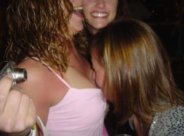 П'яні дівчата намагаються вкусити одна одну за груди (57 фото) – фото 33