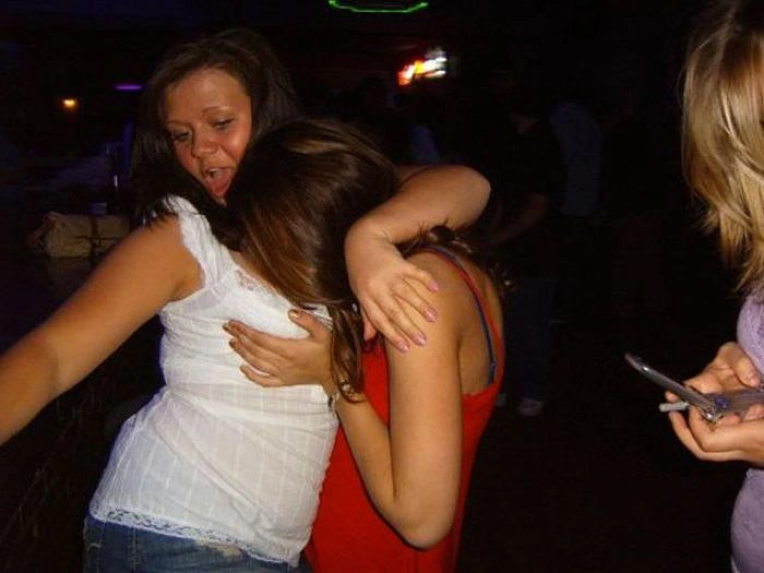 П'яні дівчата намагаються вкусити одна одну за груди (57 фото) – фото 36