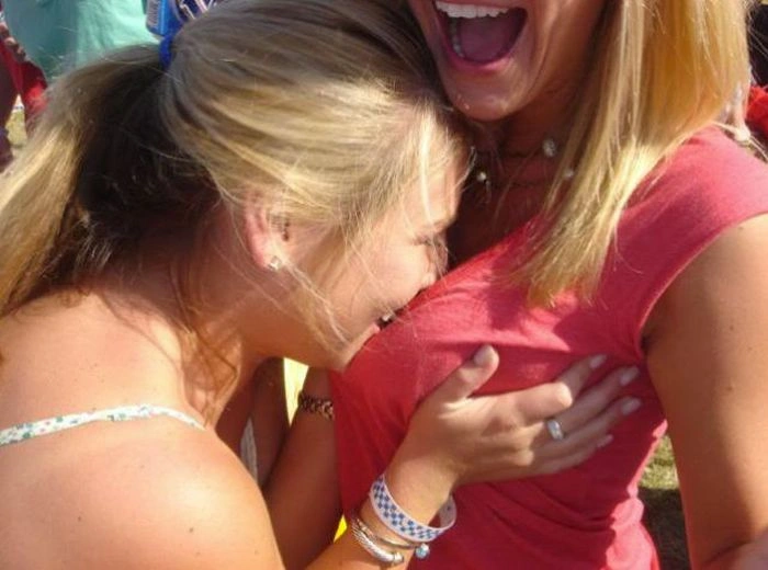 П'яні дівчата намагаються вкусити одна одну за груди (57 фото) – фото 37