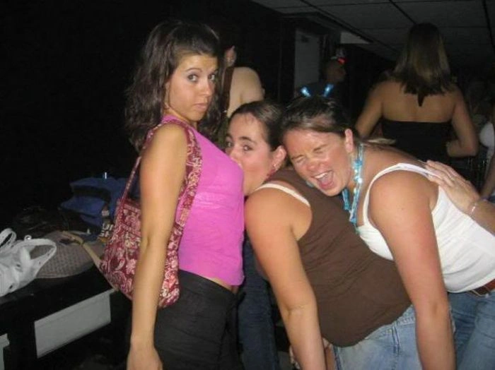 П'яні дівчата намагаються вкусити одна одну за груди (57 фото) – фото 38