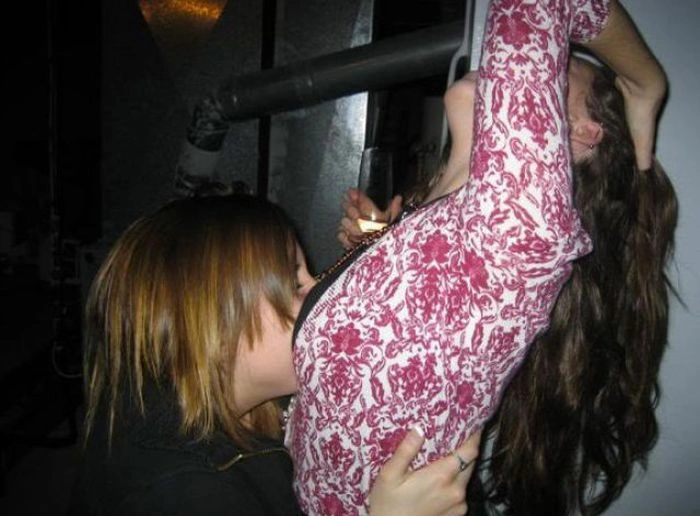 П'яні дівчата намагаються вкусити одна одну за груди (57 фото) – фото 43