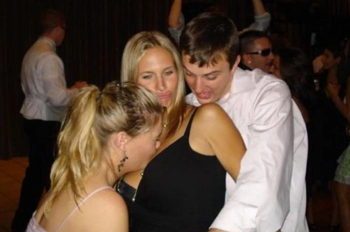 П'яні дівчата намагаються вкусити одна одну за груди (57 фото) – фото 44