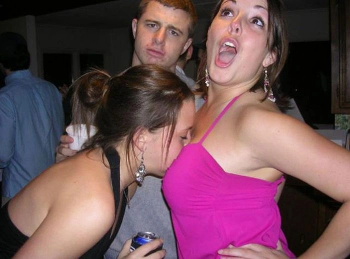 П'яні дівчата намагаються вкусити одна одну за груди (57 фото) – фото 46