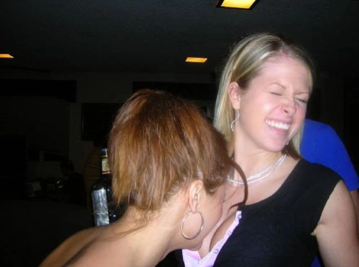 П'яні дівчата намагаються вкусити одна одну за груди (57 фото) – фото 47