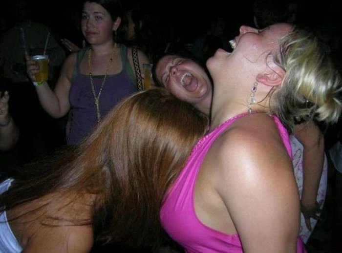 П'яні дівчата намагаються вкусити одна одну за груди (57 фото) – фото 49