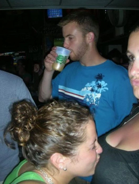 П'яні дівчата намагаються вкусити одна одну за груди (57 фото) – фото 51