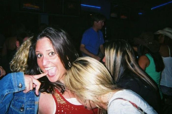 П'яні дівчата намагаються вкусити одна одну за груди (57 фото) – фото 57