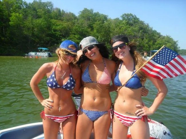 Гарні дівчата в купальниках відпочивають на пляжі (53 фото) – фото 4