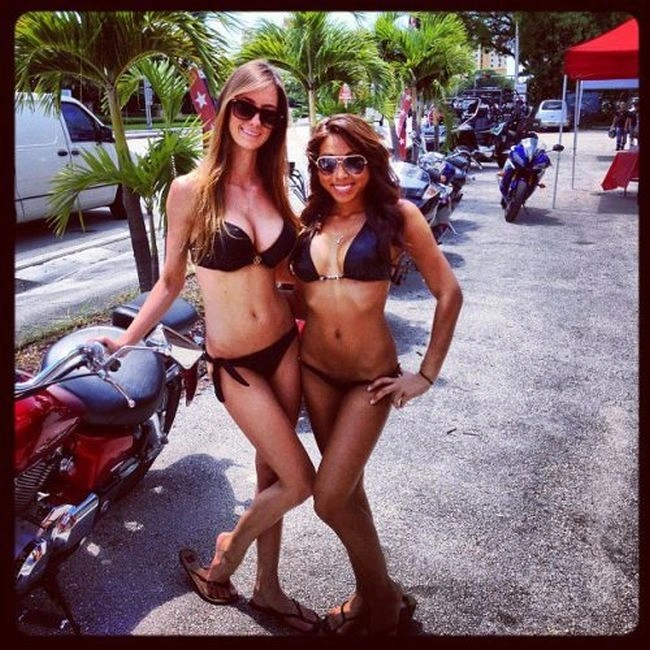 Гарні дівчата в купальниках відпочивають на пляжі (53 фото) – фото 5