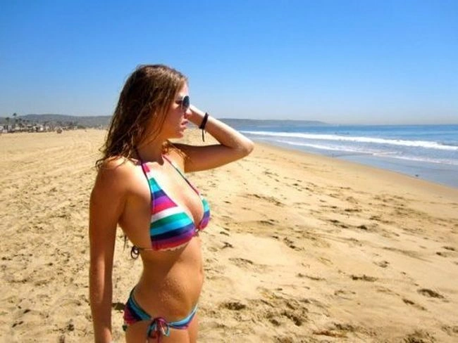 Гарні дівчата в купальниках відпочивають на пляжі (53 фото) – фото 8