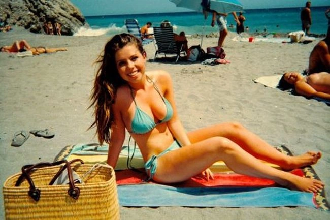 Гарні дівчата в купальниках відпочивають на пляжі (53 фото) – фото 14
