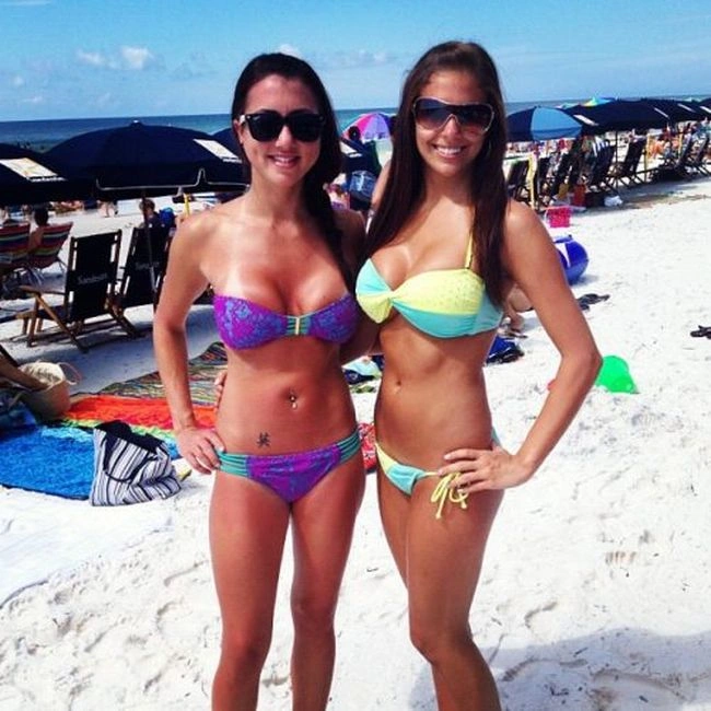 Гарні дівчата в купальниках відпочивають на пляжі (53 фото) – фото 18