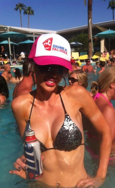 Гарні дівчата в купальниках відпочивають на пляжі (53 фото) – фото 19