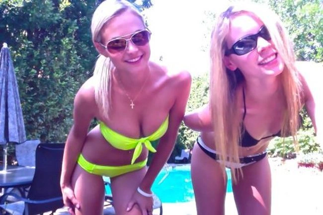 Гарні дівчата в купальниках відпочивають на пляжі (53 фото) – фото 22