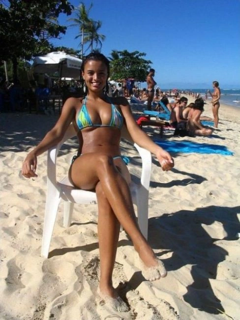 Гарні дівчата в купальниках відпочивають на пляжі (53 фото) – фото 24