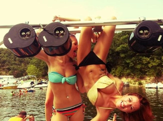 Гарні дівчата в купальниках відпочивають на пляжі (53 фото) – фото 25