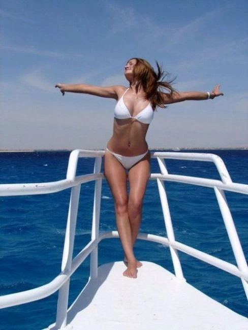 Гарні дівчата в купальниках відпочивають на пляжі (53 фото) – фото 30