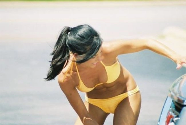 Гарні дівчата в купальниках відпочивають на пляжі (53 фото) – фото 33