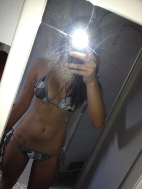 Гарні дівчата в купальниках відпочивають на пляжі (53 фото) – фото 42