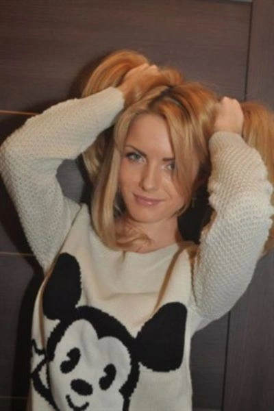 Дивні та незручні пози дівчат для фотографії (24 фото) – фото 6