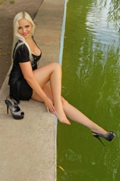 Дивні та незручні пози дівчат для фотографії (24 фото) – фото 7