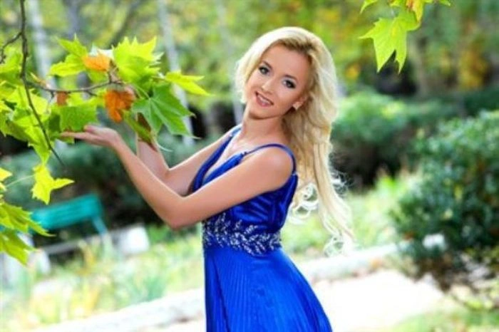 Дивні та незручні пози дівчат для фотографії (24 фото) – фото 11