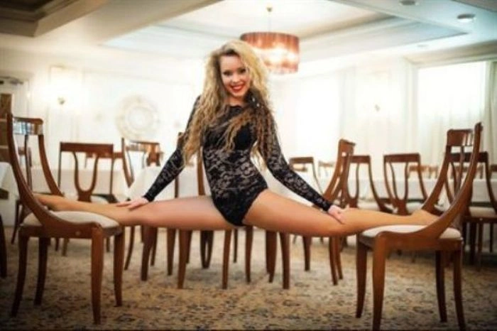 Дивні та незручні пози дівчат для фотографії (24 фото) – фото 17