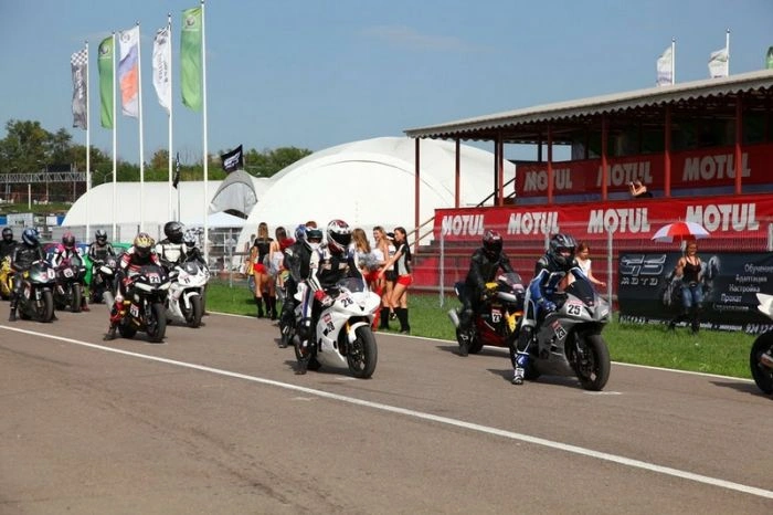 Дівчата і мотоцикли (84 фото) – фото 13