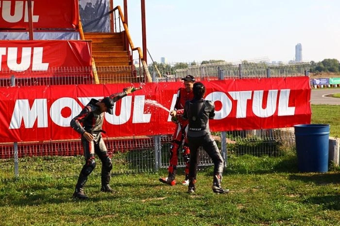 Дівчата і мотоцикли (84 фото) – фото 82