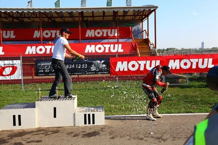 Дівчата і мотоцикли (84 фото) – фото 84