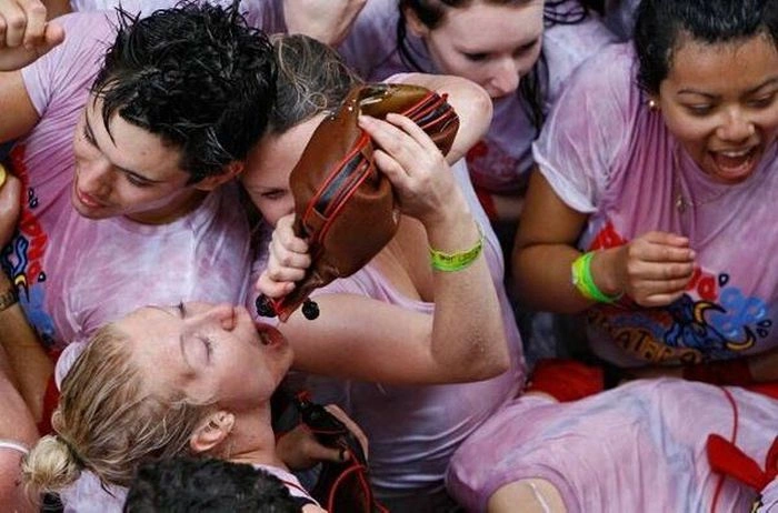 Дівчата показують груди на фестивалі Санфермінес (27 фото) – фото 1