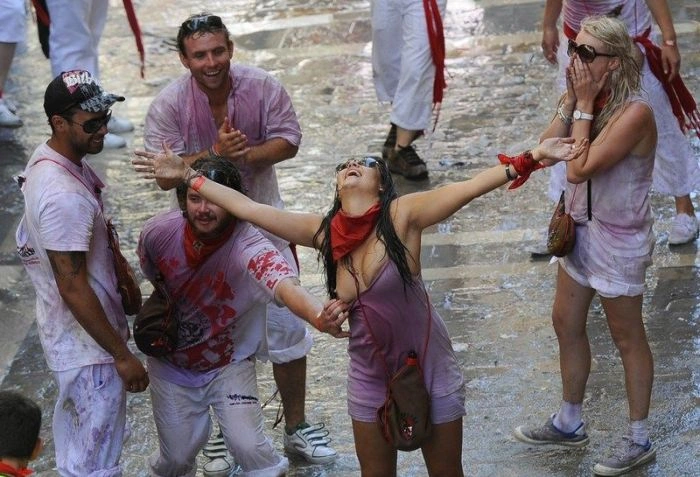 Дівчата показують груди на фестивалі Санфермінес (27 фото) – фото 2