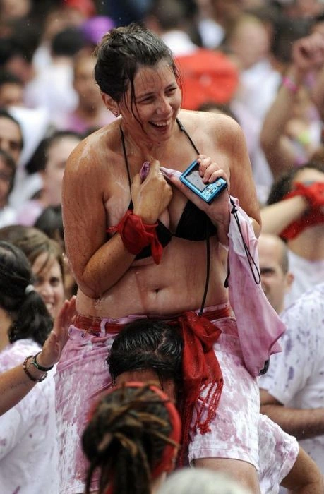 Дівчата показують груди на фестивалі Санфермінес (27 фото) – фото 3