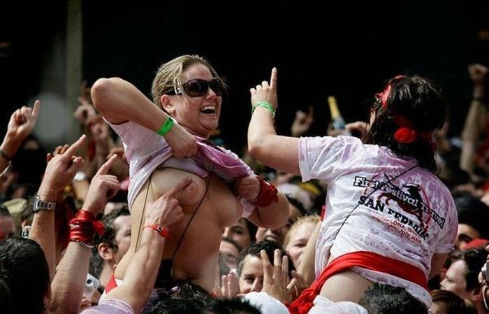 Дівчата показують груди на фестивалі Санфермінес (27 фото) – фото 5