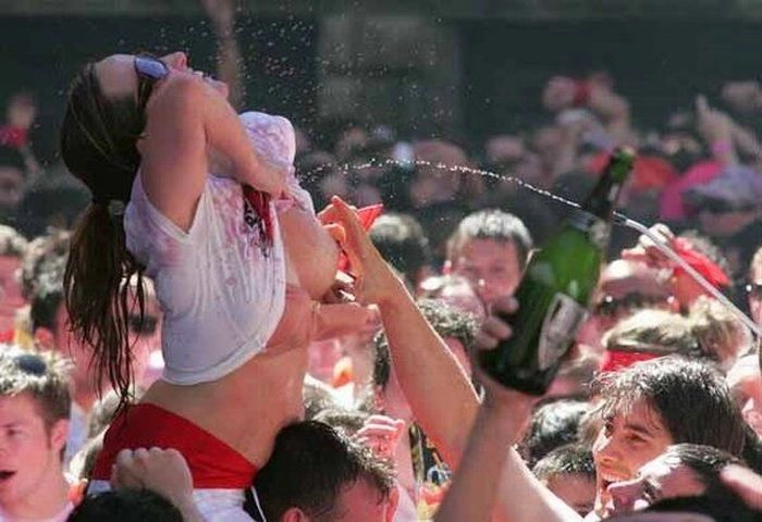 Дівчата показують груди на фестивалі Санфермінес (27 фото) – фото 10