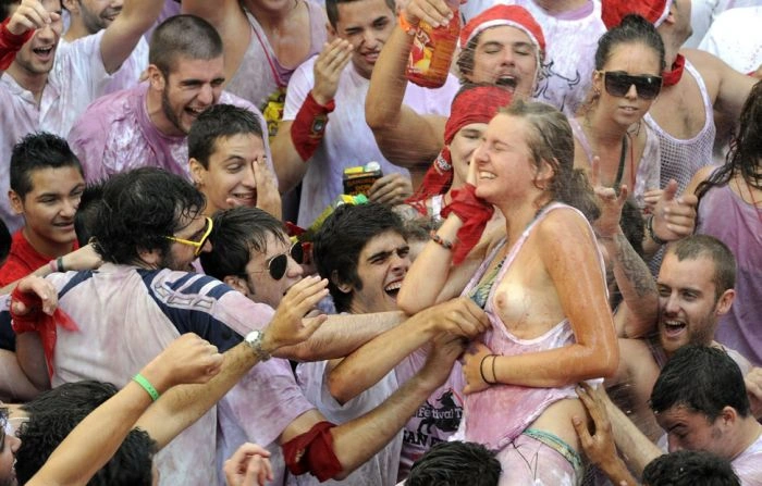 Дівчата показують груди на фестивалі Санфермінес (27 фото) – фото 13