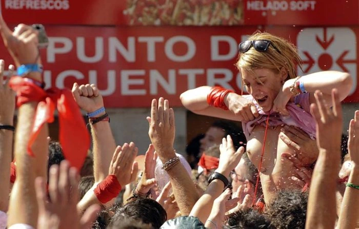 Дівчата показують груди на фестивалі Санфермінес (27 фото) – фото 15