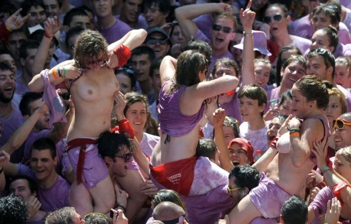 Дівчата показують груди на фестивалі Санфермінес (27 фото) – фото 16