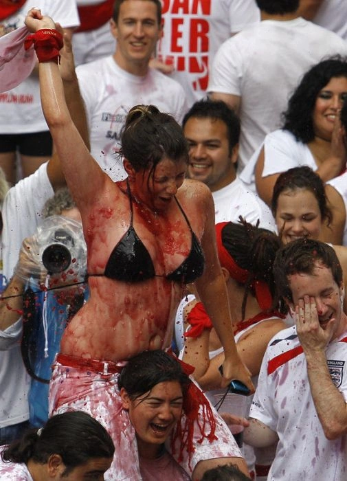 Дівчата показують груди на фестивалі Санфермінес (27 фото) – фото 23