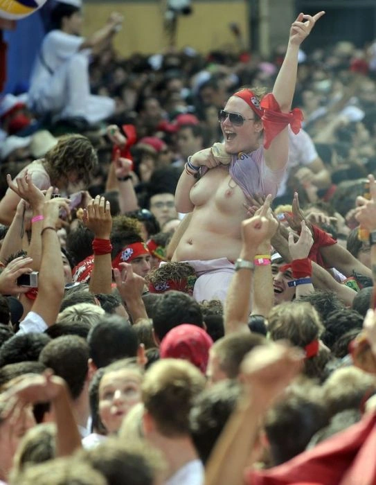 Дівчата показують груди на фестивалі Санфермінес (27 фото) – фото 25