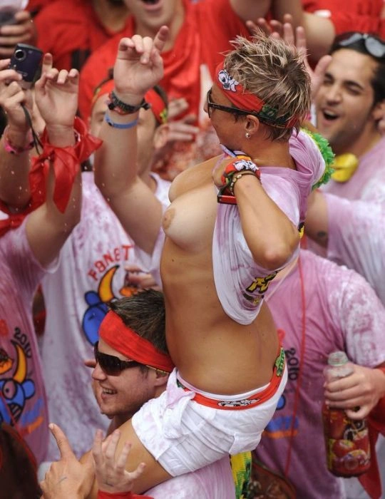 Дівчата показують груди на фестивалі Санфермінес (27 фото) – фото 26