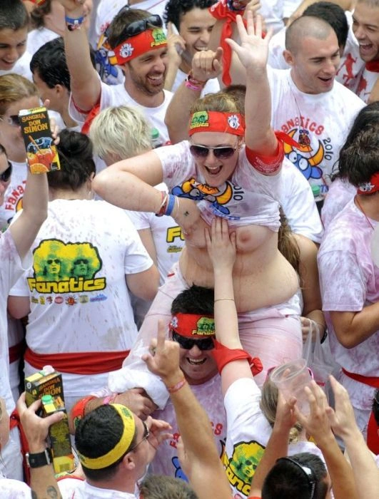 Дівчата показують груди на фестивалі Санфермінес (27 фото) – фото 27