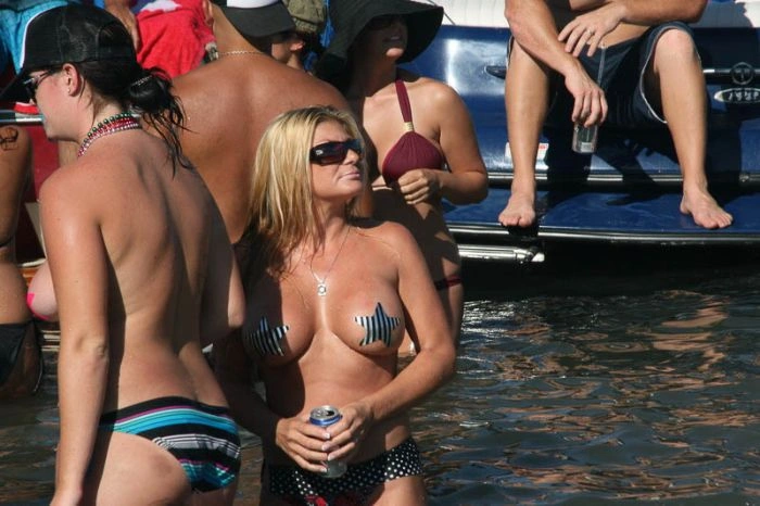 Голі дівчата на озері Хавасу (100 фото) – фото 33