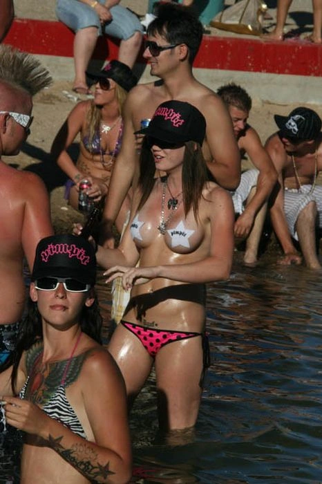 Голі дівчата на озері Хавасу (100 фото) – фото 45