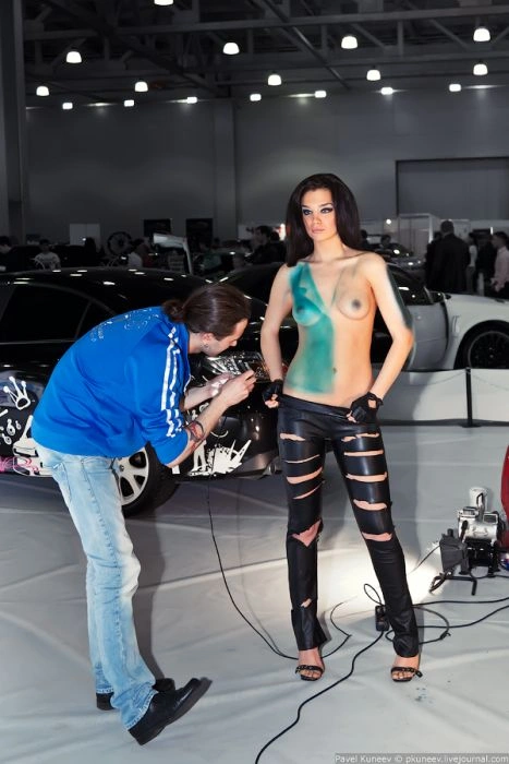 Красиві дівчата на Тюнінг Шоу 2011 в Москві (24 фото) НЮ – фото 5