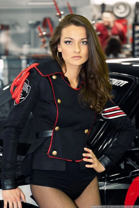 Красиві дівчата на Тюнінг Шоу 2011 в Москві (24 фото) НЮ – фото 22